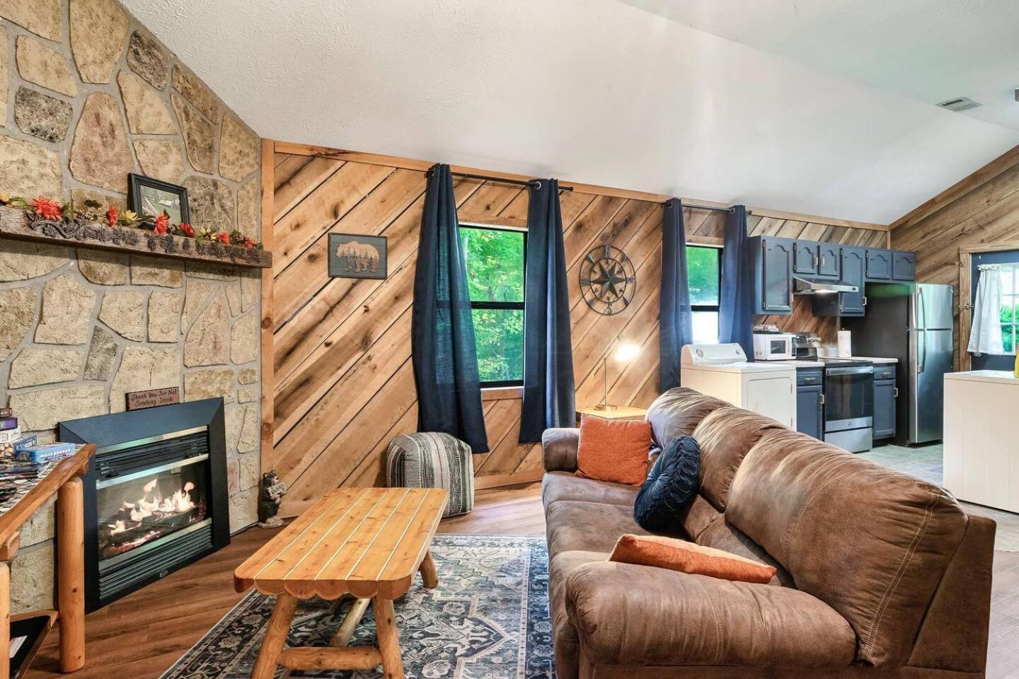 Romantic Mtn Cabin Hot Tub & Jacuzzi Views Sevierville Esterno foto