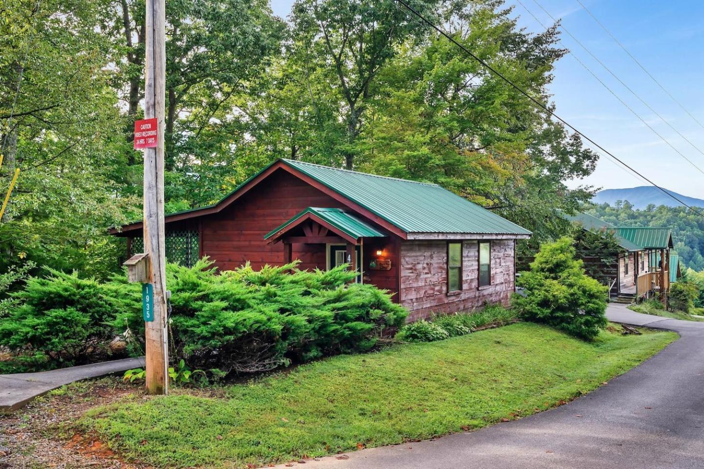 Romantic Mtn Cabin Hot Tub & Jacuzzi Views Villa Sevierville Esterno foto