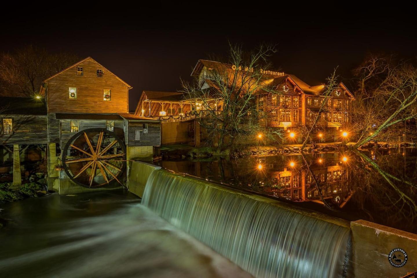 Romantic Mtn Cabin Hot Tub & Jacuzzi Views Villa Sevierville Esterno foto